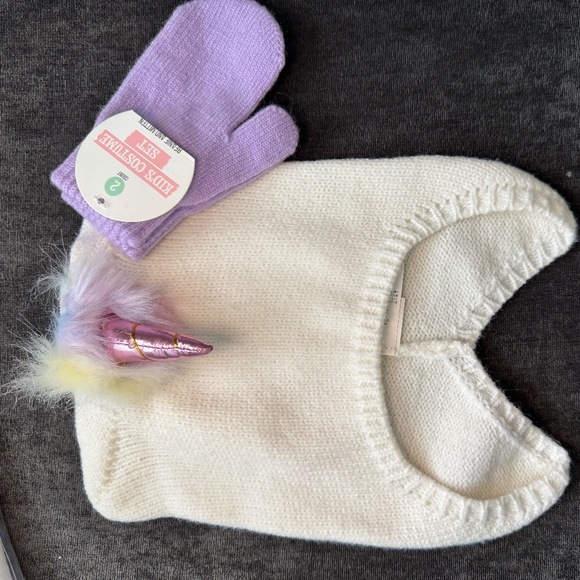 Unicorn beanie with matching mittens - Picture 1 of 1